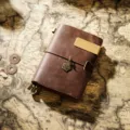 Vintage gekken paard leer reisdagboek notebook met metalen clip en mooie kroon hanger. - Paspoortformaat / Koffie