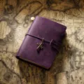 Magnifique carnet de voyage en cuir violet avec pendentif avion et beau design rétro. - Format passeport / Violet Crazy Horse