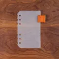 Doorschijnende mat PP ringband scheidingspagina met bruine lederen penhouder lus. - A6 / Plantaardig Gelooid Leer Geelbruin