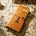 Vintage leren reannotitieboekje met Eiffeltoren hanger en handige metalen clip retro dagboek - Regular Fit / Tan