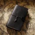 Carnet de voyage en cuir noir journal vintage rétro avec charm en métal et bande élastique - Taille portable / Noir Crazy Horse
