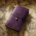 Carnet de voyage vintage en cuir violet agenda planificateur avec fermoir en métal élastique. - Taille portable / Violet Crazy Horse