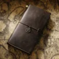 Carnet de voyage en cuir marron vintage avec pendentif boussole, journal TN classique. - Coupe régulière / Café Crazy Horse