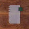 Transparante matte PP ordner index tab met groene lederen penlus, standaard meervoudige perforatie. - A6 / Plantaardig Gelooid Leer Groen