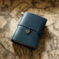 Tonalite carnet de voyage en cuir vintage journal avec coeur pour ecriture quotidienne style - Format passeport / Bleu Crazy Horse