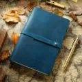 Vintage Leder Tagebuch Notizbuch mit Riemenverschluss, klassischer blauer Planer für Geschenke. - A5-Modell / Bläuliche Tönung