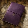 Carnet de voyage en cuir violet avec pendentif avion vintage et fermeture élastique. - Modèle A5 / Violet Crazy Horse