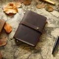Vintage echtleder tagebuch passhülle retro notebook mit riemen handgefertigter planer. - Reisepass-Größe / Kaffee