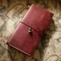 Carnet de voyage en cuir rouge foncé vintage, agenda journal rechargeable classique. - Coupe régulière / Rouge Vin Crazy Horse