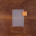 A5 A6 A7 Map Scheidingsblad Mat PP Doorzichtige Index Tab met Leren Penlus Variant SKU - A7 / Plantaardig Gelooid Leer Abrikoos