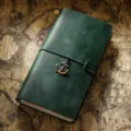 Carnet de voyage en cuir vert vintage journal intime agenda avec un pendentif ancre. - Coupe régulière / Vert Foncé Crazy Horse