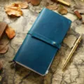 Blaues Vintage Leder Journal Notizbuch und Passhülle mit Riemen und Verschluss - Reguläre Passform / Bläuliche Tönung