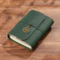 Grünes Leder Reise Notizbuch Tagebuch im Vintage Stil mit Kompass Anhänger Planer - Reisepass-Größe / Crazy Horse Dunkelgrün