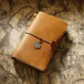 Carnet De Voyage En Cuir Véritable Vintage Avec Pendentif Métal Agenda Rétro Pro - Taille portable / Cuir Crazy Horse marron clair