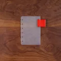 Translucent gematteerde PP 6-gats ringbandverdeler met rode lederen penlus voor notitieboek. - A7 / Plantaardig Gelooid Leer Rood