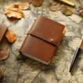 Braunes Leder Notizbuch mit Riemen, vintage Reisetagebuch und praktische Passhülle Planer. - Reisepass-Größe / Braun