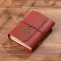 Vintage Leder Reisetagebuch Notizbuch mit Kompass Anhänger Retro Notizblock für Schreiben - Reisepass-Größe / Crazy Horse Weinrot