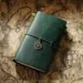 Carnet de voyage en cuir vert foncé vintage avec pendentif boussole pour journal intime. - Taille portable / Vert Foncé Crazy Horse
