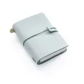 Mintgrünes Leder Notizbuch, klassisches TN Tagebuch mit Gummiband und Metall Anhänger. - Reisetagebuch aus weißem Nebelwachsleder / Weißes Nebelwachs Grasgrün - Passgröße