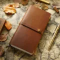 Carnet de voyage en cuir de vachette vintage avec sangle, journal intime rétro élégant. - Coupe régulière / Marron