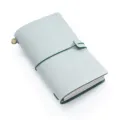 Hellblaues Leder Notizbuch im Traveler Stil mit Gummiband und Metallanhanger fur Tagebuch. - Reisetagebuch aus weißem Nebelwachsleder / Weißes Nebelwachsleder Grasgrün - Handlich