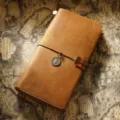 Carnet de voyage en cuir vintage journal intime avec pendentif en metal marron style. - Coupe régulière / Cuir Crazy Horse marron clair