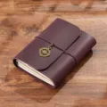 Dunkellila Leder Reisedagebuch Notizbuch mit Vintage Messing Kompass Anhänger Gummiband - Reisepass-Größe / Crazy Horse Tiefviolett