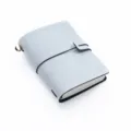 Hellblaues Leder-Reisetagebuch Notizbuch mit elastischem Band und dekorativem Anhänger. - Reisetagebuch aus weißem Nebelwachsleder / Weißes Nebelwachs Schwarz - Passgröße