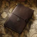 Carnet de voyage vintage en cuir véritable avec pendentif boussole et lanière marron. - Modèle A5 / Café Crazy Horse