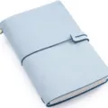 Taccuino diario in pelle azzurra stile traveler con chiusura a banda elastica per scrittura. - Taccuino da viaggio in pelle cerata nebbia bianca / Pelle cerata nebbia bianca celeste - Formato A5