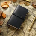 Carnet de voyage en cuir noir journal intime avec lanière et pince en laiton sur carte. - Taille portable / Noir