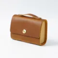 Vintage braunes Leder-Taschennotizbuch mit Messingknopf und Griff, ideal fuer Notizen. - Crazy Horse Braun