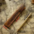 Vintages handgeschnitztes Leder-Etui mit Messingstift und deutlichen Massangaben im Set. - 35x165mm / Braun