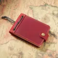 Bonito cuaderno de bolsillo de cuero rojo, un mini diario portátil con botón y cordón. - Burdeos
