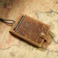 Cuaderno de bolsillo mini de cuero grabado vintage con cierre de correa y mapa antiguo. - Marrón grabado