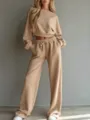 Detaillierte Ansicht des lässigen beige Loungewear-Sets mit Crop-Top und weiter Hose. - Khaki