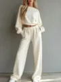 Detailansicht des einfarbigen kurzen Sweatshirts und der weiten Jogginghose in Creme. - XS / Oberteil und Hose / Weiß