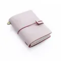 Taccuino in pelle rosa con elastico rosso e ciondolo in metallo per la scrittura. - Taccuino da viaggio in pelle cerata nebbia bianca / Cera nebbia bianca bordeaux - misura passaporto