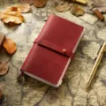 Carnet de voyage en cuir rouge vintage avec fermeture à lanière et couverture rétro. - Taille portable / Bordeaux