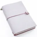 Agenda taccuino in pelle diario con fascia elastica e pratico ciondolo in metallo - Taccuino da viaggio in pelle cerata nebbia bianca / Pelle cerata nebbia bianca vino rosso - Formato A5