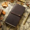 Carnet de voyage en cuir marron vintage carnet de notes avec lanière et stylo laiton. - Coupe régulière / Café