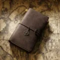 Carnet de voyage vintage en cuir marron avec pendentif boussole, journal intime rétro. - Taille portable / Café Crazy Horse