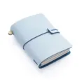 Taccuino da viaggio in pelle azzurro chiaro, diario portatile in pelle con fascia elastica. - Taccuino da viaggio in pelle cerata nebbia bianca / Cera nebbia bianca blu cielo - misura passaporto