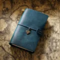 Carnet de voyage vintage en cuir bleu journal intime avec pendentif cœur et élastique - Taille portable / Bleu Crazy Horse