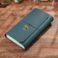 Vintage Leder Reisetagebuch, dunkelgrünes Notizbuch mit Flugzeug Metall Anhänger. - Reguläre Passform / Crazy Horse Bläulich