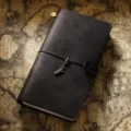 Carnet de voyage en cuir noir style vintage avec carte ancienne et charm métal. - Coupe régulière / Noir Crazy Horse