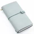 Classico taccuino da viaggio in pelle stile TN con fascia elastica e copertina liscia. - Taccuino da viaggio in pelle cerata nebbia bianca / Pelle cerata nebbia bianca verde erba - Standard