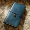 Carnet de voyage en cuir bleu foncé vintage avec charm appareil photo bronze, journal. - Coupe régulière / Bleu Crazy Horse