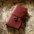 Carnet de voyage en cuir rouge vintage avec charm télescope en laiton, agenda classique TN. - Taille portable / Rouge Vin Crazy Horse