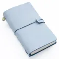 Taccuino da viaggio in pelle azzurra, classico diario TN con fascia elastica e ciondolo in metallo. - Taccuino da viaggio in pelle cerata nebbia bianca / Pelle cerata nebbia bianca celeste - Standard